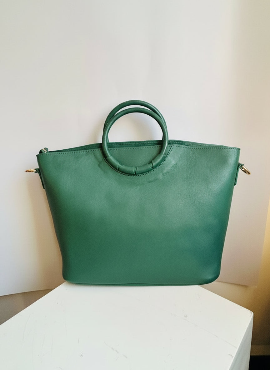 tote bag💚 with a gold-tone "GIGI" logo