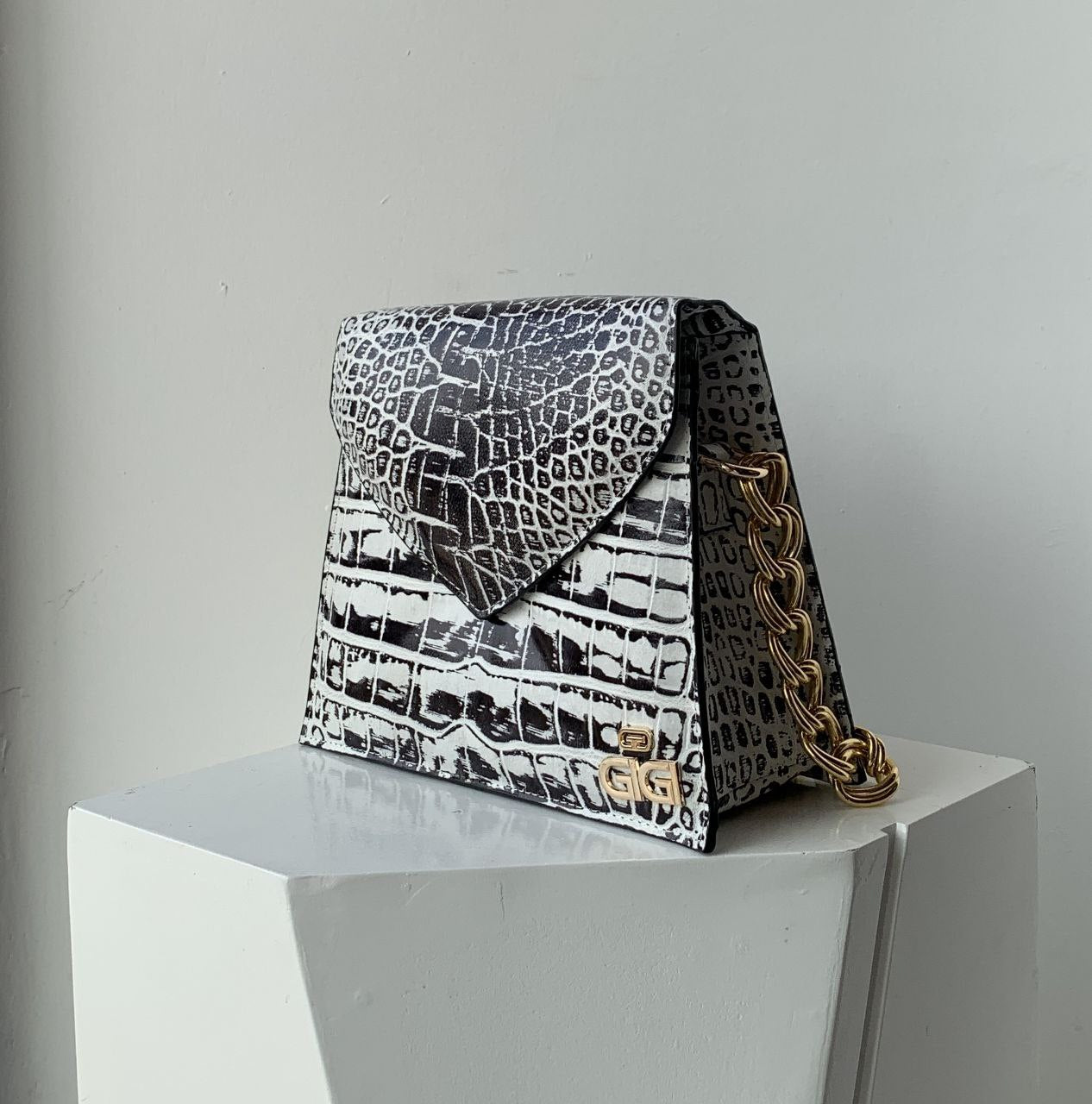 Elegant Crocodile-Embossed Leather Handbag with Gold Chain Detail