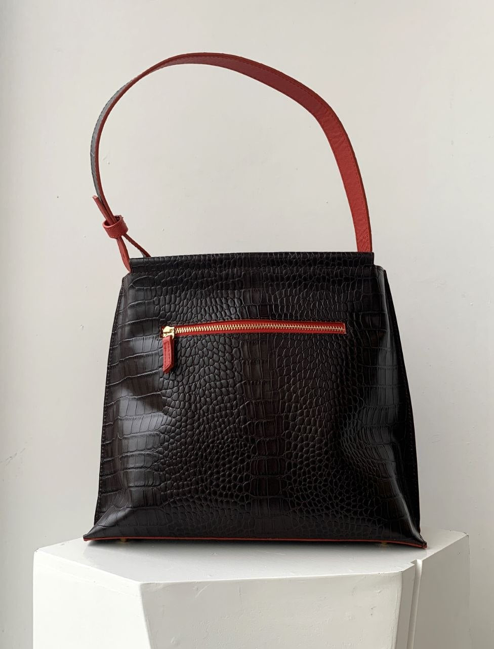 🖤 Luxe Croc-Embossed Leather Handbag with Red Accents – Bold & Sophisticated