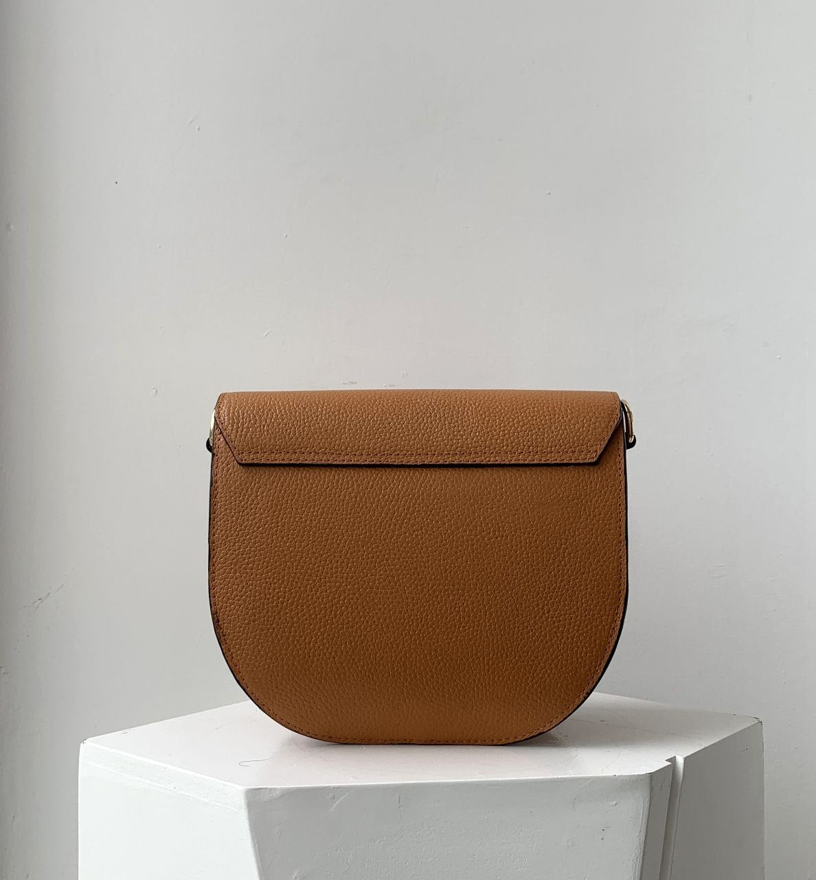✨ Elegant Tan Leather Crossbody Bag – Timeless & Classy Design