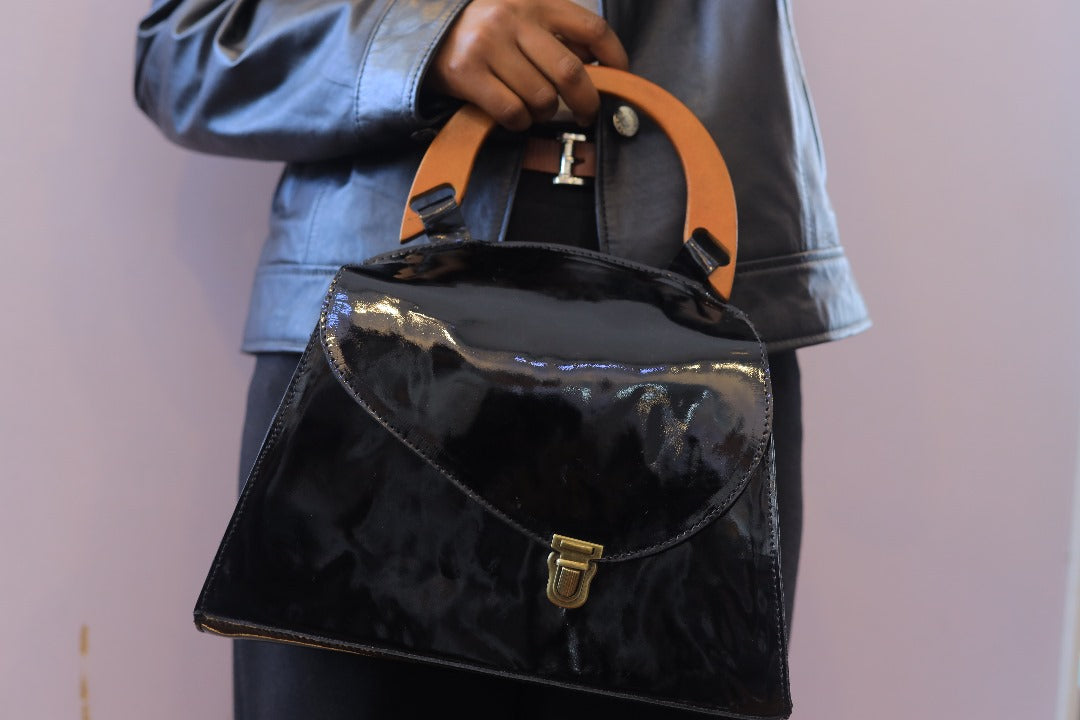 Vintage Wooden Handle Leather Handbag – Classic Craftsmanship & Timeless Elegance