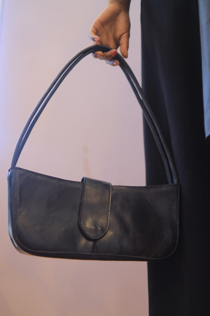 Black Leather Shoulder Bag – Stylish Crossbody with Secure Zip, Adjustable Strap & Inner Pockets